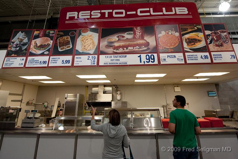 20090829_232433 D3 (1).jpg - Costco, Chicoutimi.  Costco's hot dog and coke is popular everywhere.  Note 2nd from left is a smoked meat sandwich!